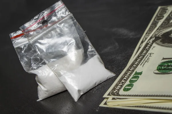 Beyaz toz ilaçlar dolar yakınındaki benzer ile plastik torbalar