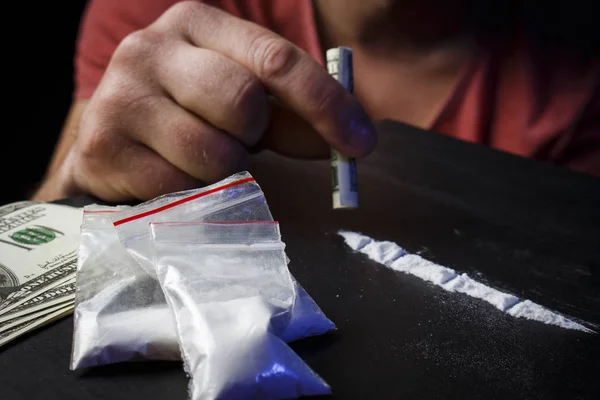 Narkotik, kullanan uyuşturucu bağımlısı adam kokain çizgileri beyaz po koklama