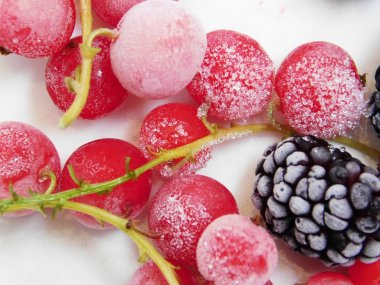 Dondurulmuş kırmızı kuş üzümü ve dut makro fotoğraf.