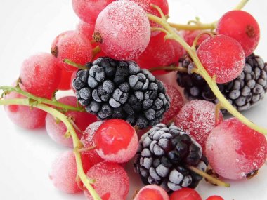 Dondurulmuş kırmızı kuş üzümü ve dut makro fotoğraf.