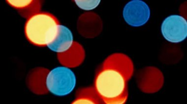 Soyut renkli ışıklar yanıp sönüyor.