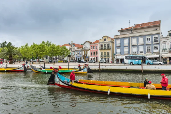 Navega en barco moliceiro a lo largo del canal en Aveiro, Portugal —  Fotos de Stock