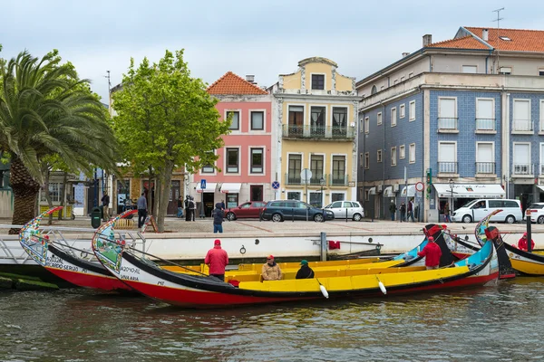 Navega en barco moliceiro a lo largo del canal en Aveiro, Portugal —  Fotos de Stock