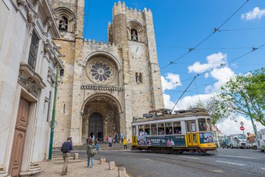 Lisbon Cathedral önünde tarihi sarı tramvay