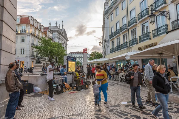 Azonosítatlan utcai zenészek csoportja játszani zeneszámok Lisszabonban — Stock Fotó