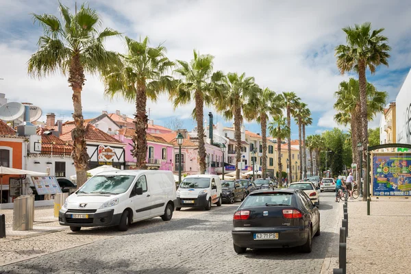 Turisztikai fotózni az óvárosban található Cascais utca — Stock Fotó