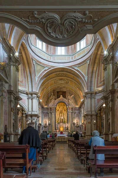 Personer som ber på katedralen Saint Antony Lissabon — Stockfoto