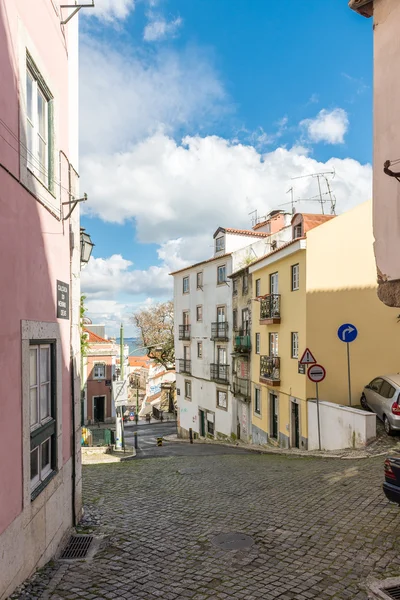 Utcán-színes és a régi házak, Lisszabon — Stock Fotó