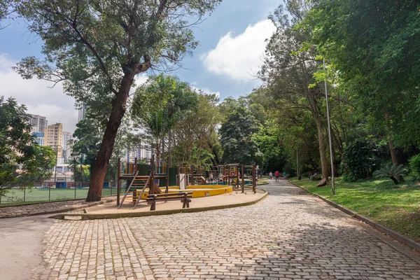 Sao Paulo, Brezilya - 15 Ekim 2016: insanlar onların boş zevk Aclimacao Parkta yürümek için zaman ücretsiz. Bu park Carlos Botelho, Brezilya tarafından kuruldu.