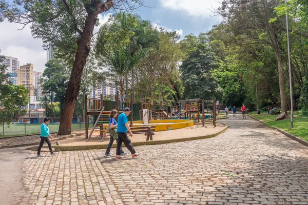 Les gens qui apprécient le parc Aclimacao à Sao Paulo — Photo