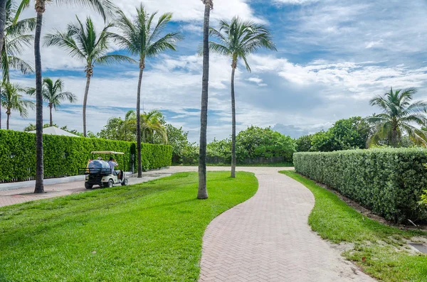 Miami South Beach con un coche de golf como fondo — Foto de Stock