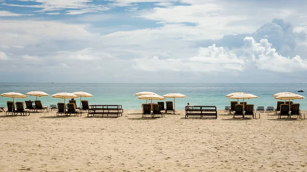 Menschen genießen Liegestühle und Sonnenschirme am Südstrand in Miami — Stockfoto