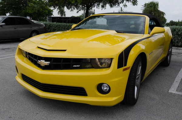 Yellow high tech Chevrolet Camaro SS convertible — Stock Photo, Image