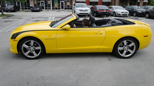 Chevrolet Camaro SS convertible amarillo de alta tecnología — Foto de Stock