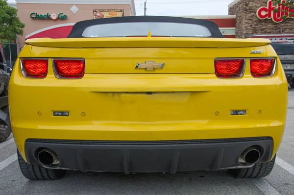 Amarelo de alta tecnologia Chevrolet Camaro SS conversível — Fotografia de Stock