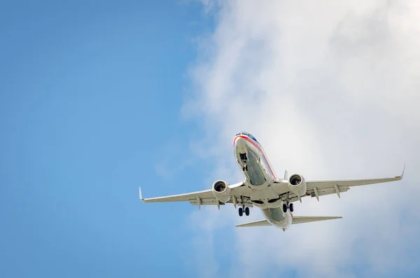 Flygplanet närmar sig flygplatsen och landar i Miami — Stockfoto