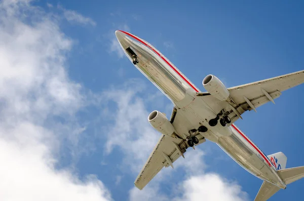 空港に近づくと、マイアミに着陸飛行機 — ストック写真