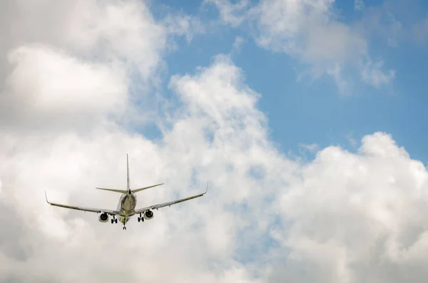 空港に近づくと、マイアミに着陸飛行機 — ストック写真