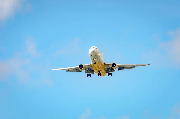 Flygplanet närmar sig flygplatsen och landar i Miami — Stockfoto