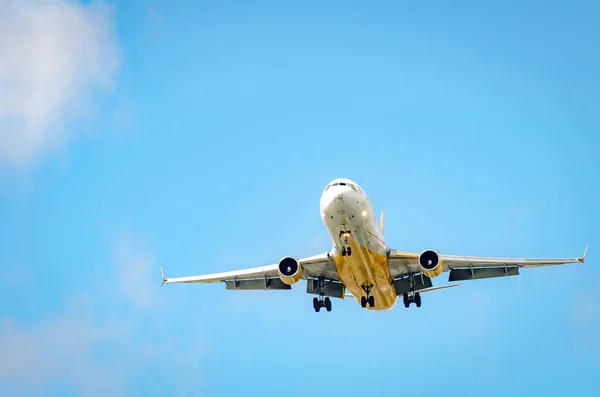 Flygplanet närmar sig flygplatsen och landar i Miami — Stockfoto
