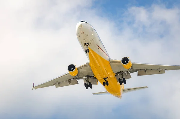 Flygplanet närmar sig flygplatsen och landar i Miami — Stockfoto