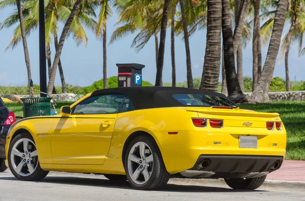 Chevrolet Camaro SS convertible amarillo de alta tecnología — Foto de Stock