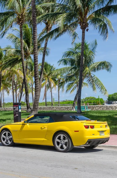 Amarelo de alta tecnologia Chevrolet Camaro SS conversível — Fotografia de Stock