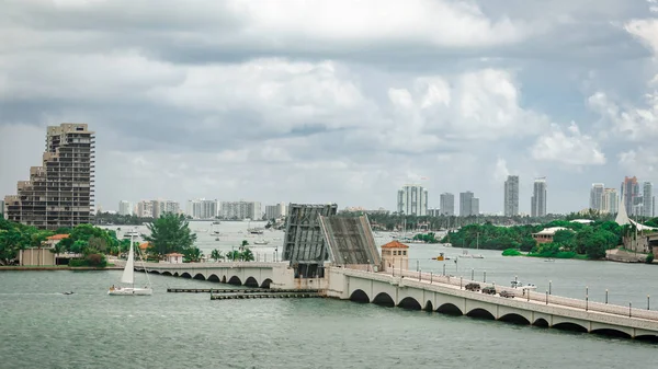 Pont rétractable et skyline de Miami South Beach — Photo