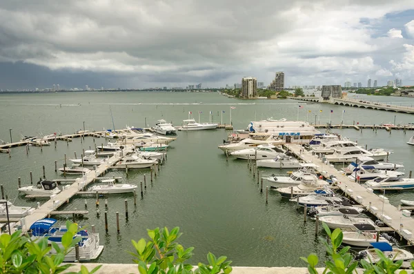 Marina avec bateaux et Skyline de Miami South Beach — Photo