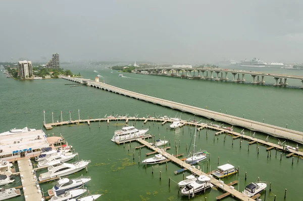 Marina ja Skyline Miami South Beach — kuvapankkivalokuva