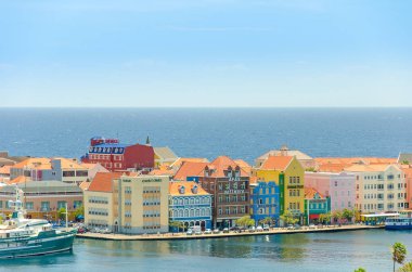 Renkli binalar Willemstad Curacao cepheler ile şehir merkezine