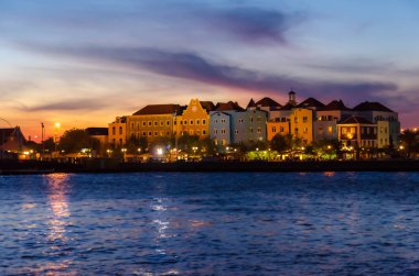 Willemstad Curacao günbatımında ile gece ışık
