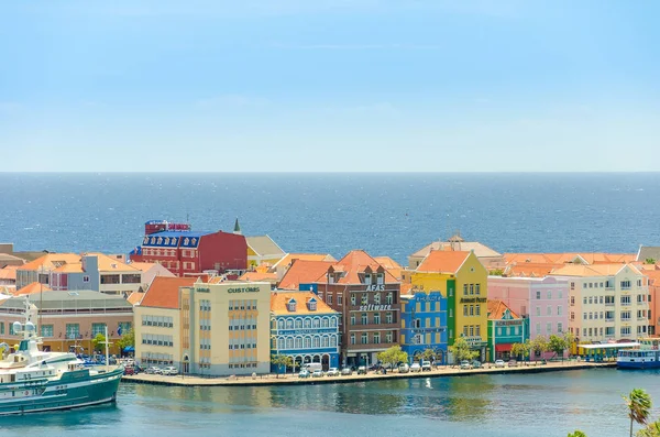 威廉斯塔德市中心与外墙在库拉索岛上的彩色的建筑 — 图库照片