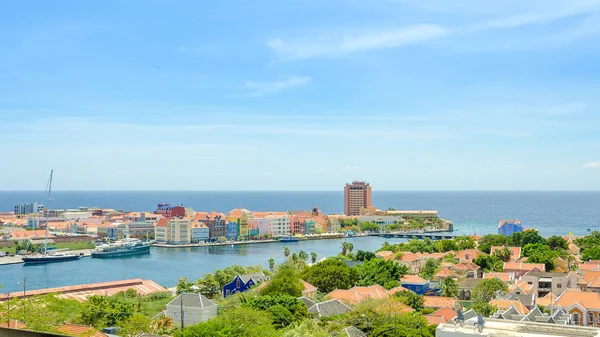 Προβολή της Willemstad, στο κέντρο της πόλης με πολύχρωμες προσόψεις σε Κουρασάο — Φωτογραφία Αρχείου