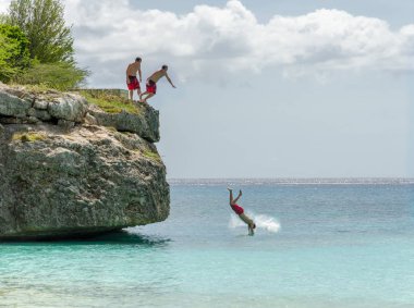 Grand KNIP sahilde Rock atlama turizm