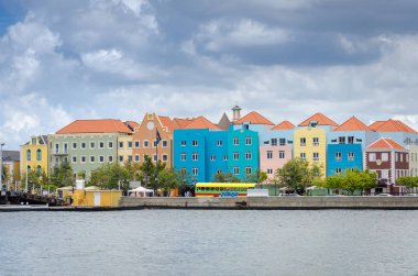 Willemstad Curacao Handelskade renkli cephe ile ve Kraliçe 