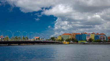 Willemstad Curacao Handelskade renkli cephe ile ve Kraliçe 
