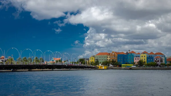 Willemstad, Curazao Handelskade con fachadas coloridas y Reina —  Fotos de Stock