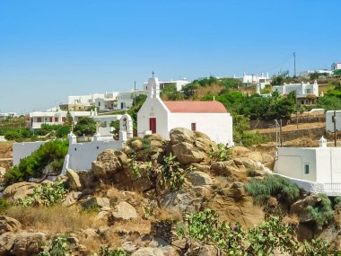 Tekneler ve ünlü yel değirmenleri ile Mykonos noktasının görünümü