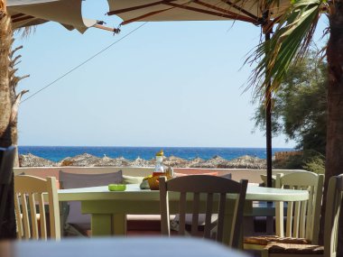 Mavi gökyüzünün altında Mykonos Beach 