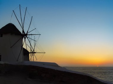 Popüler bir turizm Mykon içinde dekoratif beş yel değirmenleri