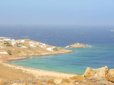 Mykonos, Yunanistan için mavi gökyüzünün altında Ftelia beach