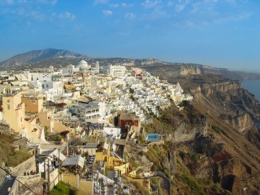 Beyaz evler, kiliseler ve mavi kubbeler Oia Köyü