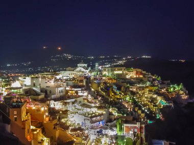 Santorini 'de gün batımından hemen sonra şehir ışıkları