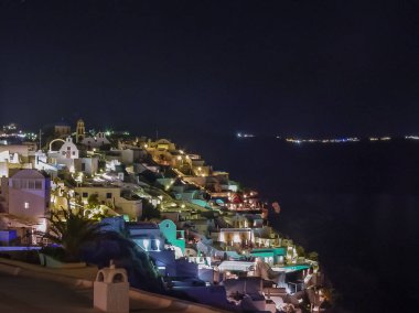 Santorini 'de gün batımından hemen sonra şehir ışıkları