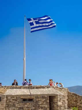 Acropoli adlı Parthenon Tapınağı'nda Yunanistan bayrağı
