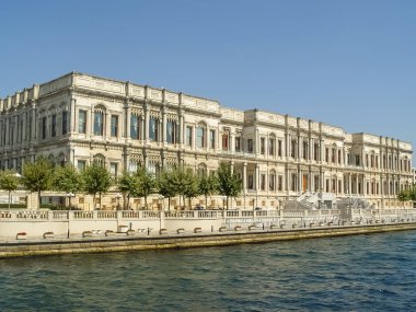 Dolmabahçe Sarayı İstanbul Nehri yanında yer alan