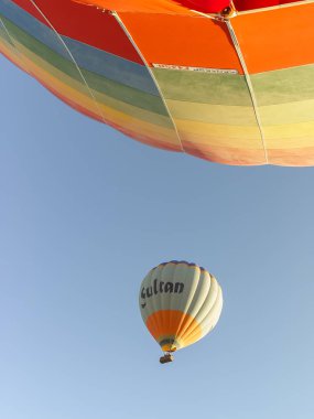 Cappadocia üzerinde uçan renkli sıcak hava balonları