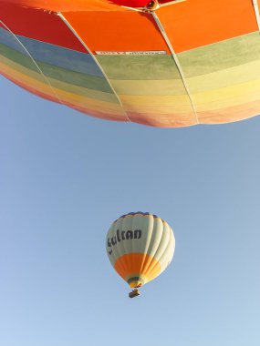 Cappadocia üzerinde uçan renkli sıcak hava balonları