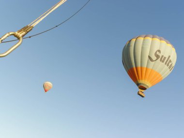 Cappadocia üzerinde uçan renkli sıcak hava balonları